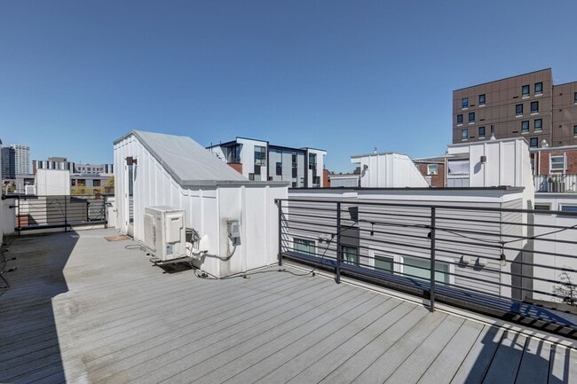 Building Photo - Stylish Capitol Hill Townhouse Living | 2 Bed + Den + Rooftop