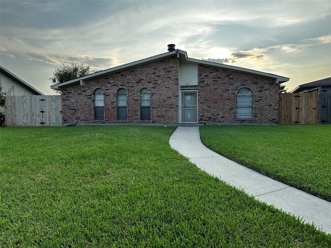 Primary Photo - 5915 Trailview Dr