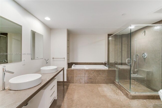 Building Photo - 495 Brickell Ave