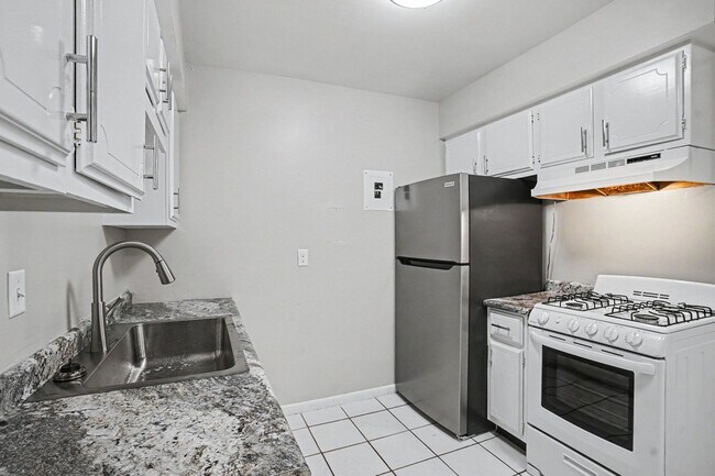 Building Photo - Charming, remodeled 2-Bed/1-Bath Kalamazoo Townhome $1149 - Ask about our no security deposit opt...