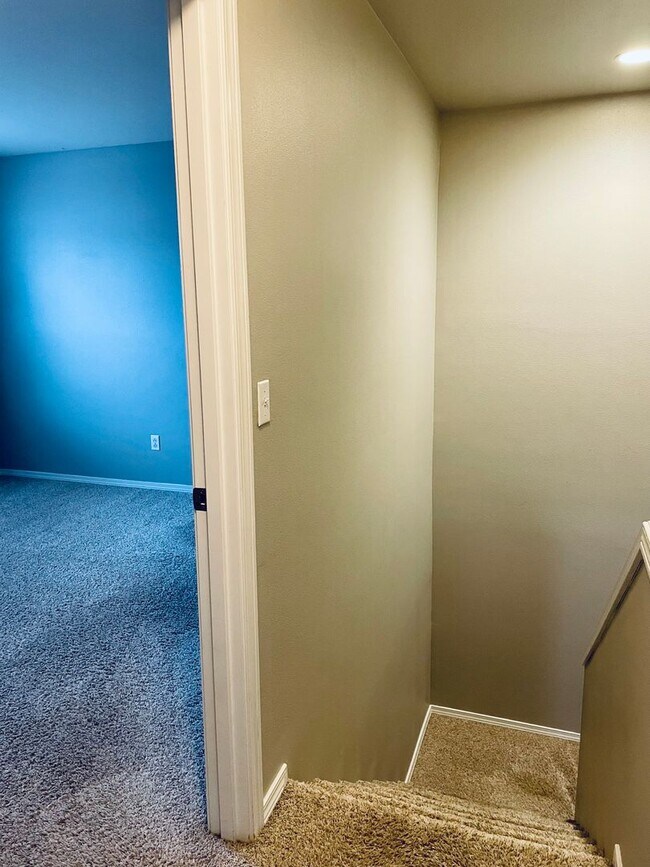 Building Photo - Delightful DuPont 3 Bedroom Townhouse