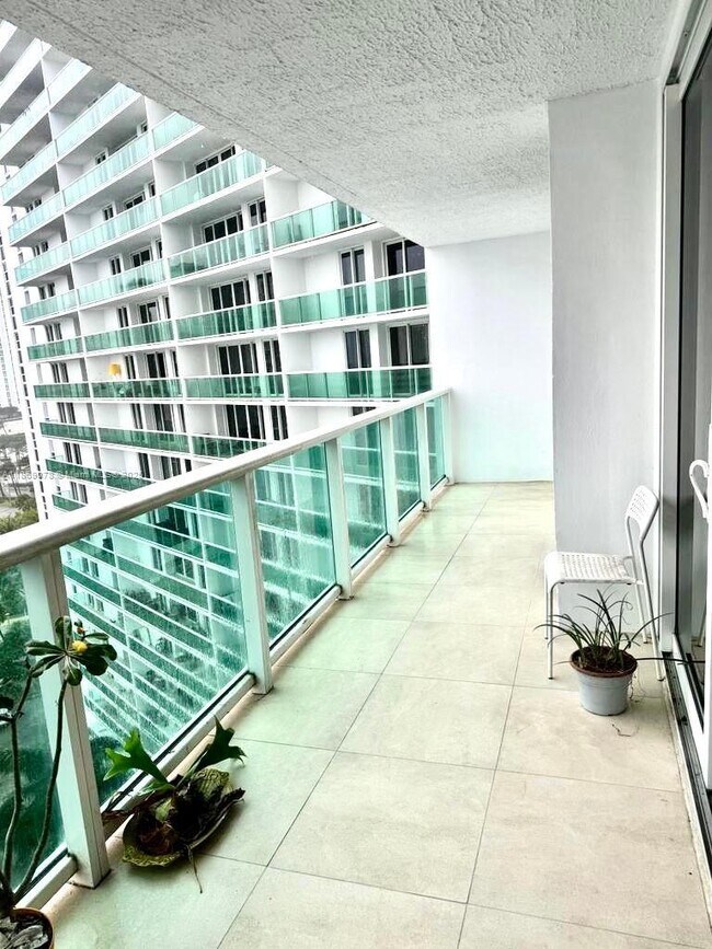Building Photo - 100 Bayview Dr