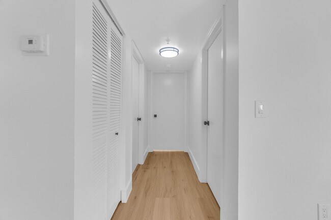 Building Photo - 400 Crestwood Ct N