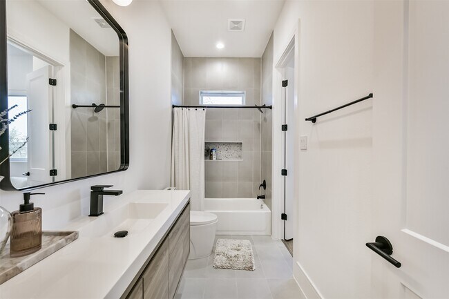 Building Photo - 4211 Nichols St