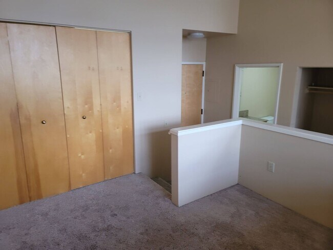 Building Photo - Beautiful Lincoln School Studio Only $1295/month