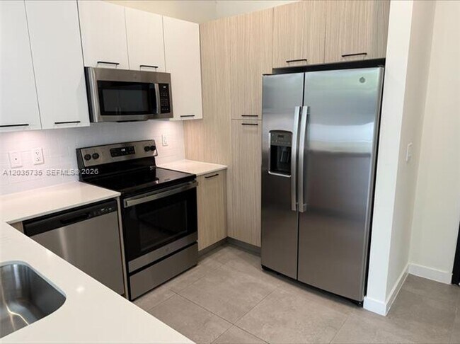 Building Photo - 16395 Biscayne Blvd