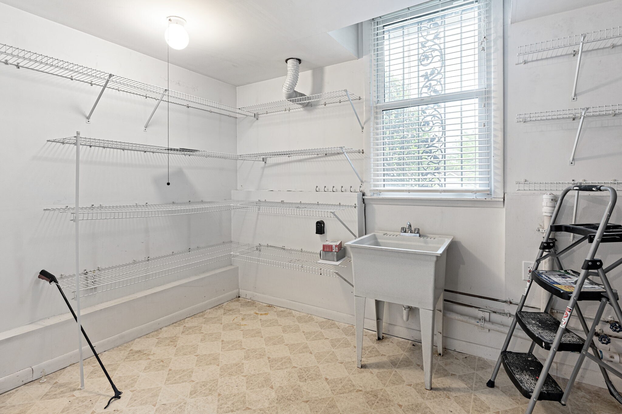 Large storage - 3841 Dubois Dr