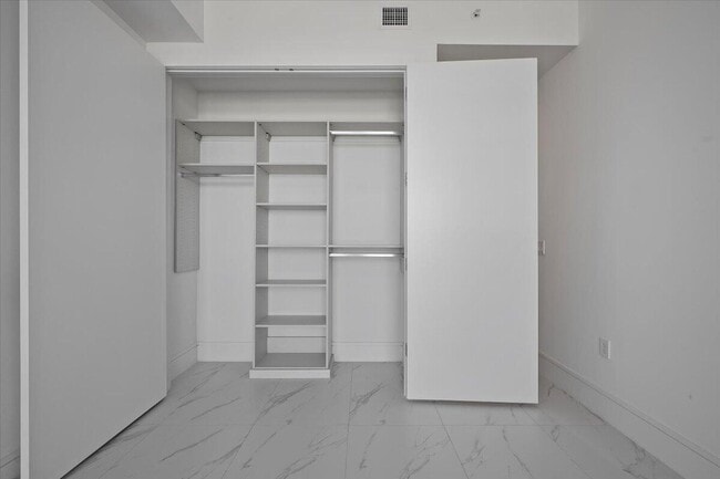 Building Photo - 220 Lake Shore Dr