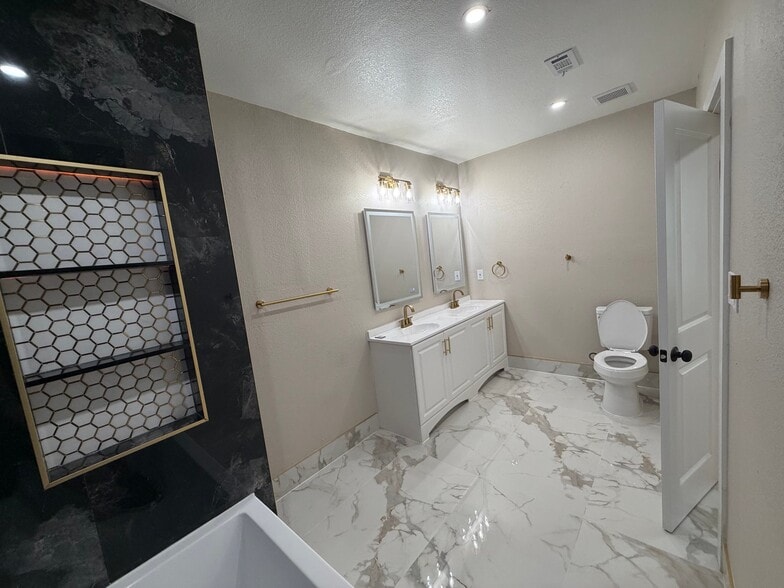 Building Photo - 302 N Cottonwood Dr