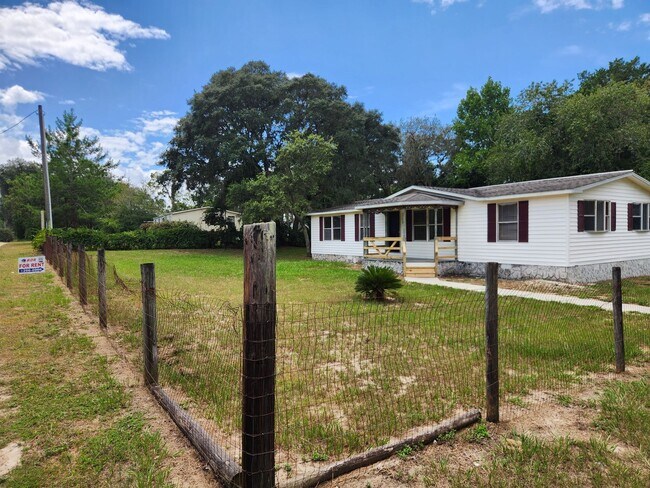 Building Photo - 3 bed, 2 bath on 1/3 Acre of FENCED land.