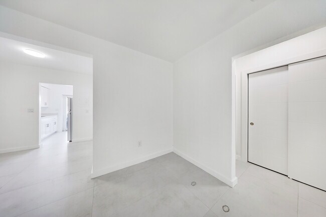 Building Photo - 6930 Rue Versailles Dr