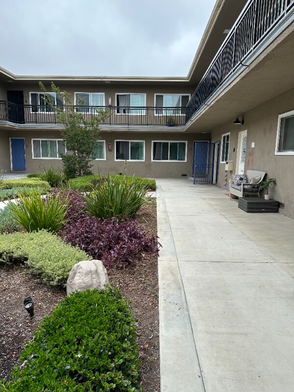 Building Photo - 897 Center St