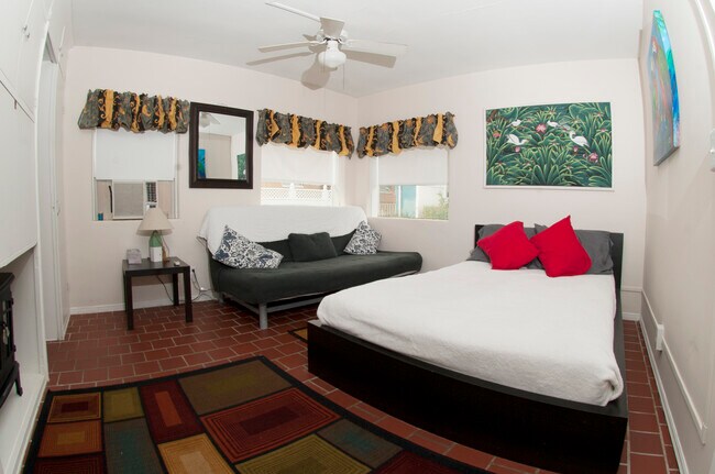 Building Photo - 512 University Blvd