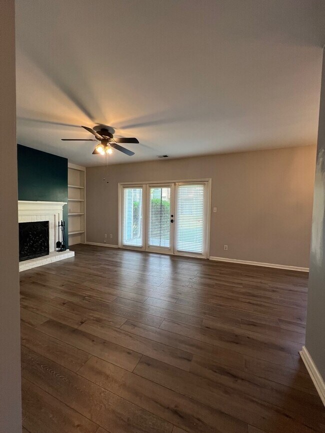 Building Photo - Charming 2-Bedroom in a Highly Sought-Afte...