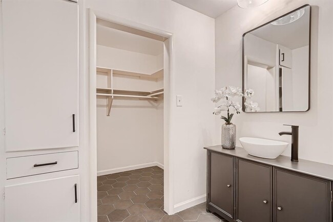 Building Photo - 5325 Western Hills Dr