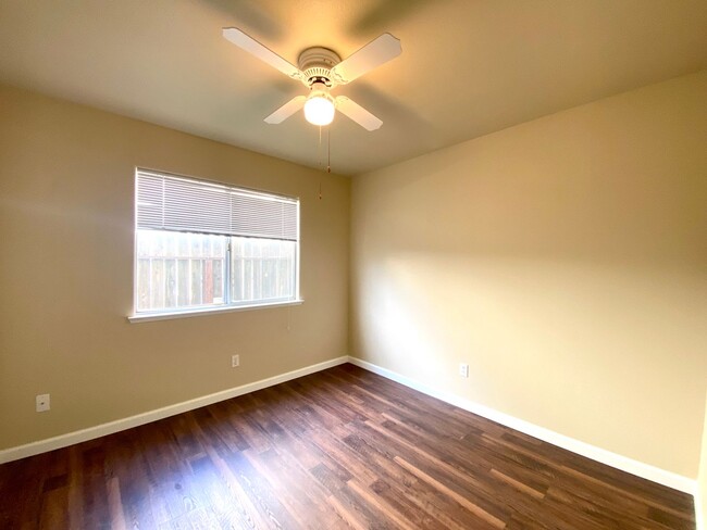Building Photo - $2,295 Beautiful 3 Bedroom Home- Valentine...