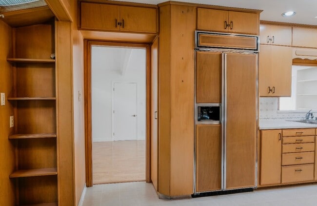 Building Photo - Charming spacious home, convenient locatio...