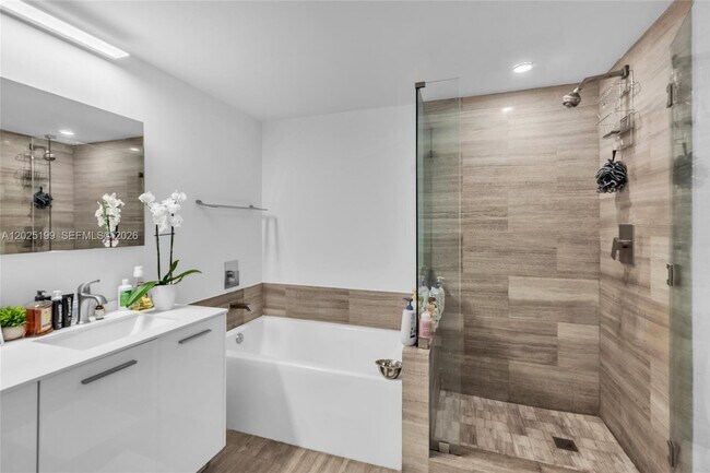 Building Photo - 1300 Brickell Bay Dr