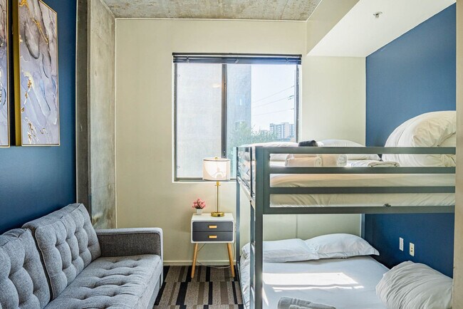 Building Photo - 333 E Roosevelt St