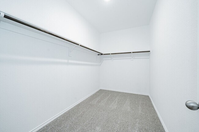 Building Photo - 2126 Thornton Dr