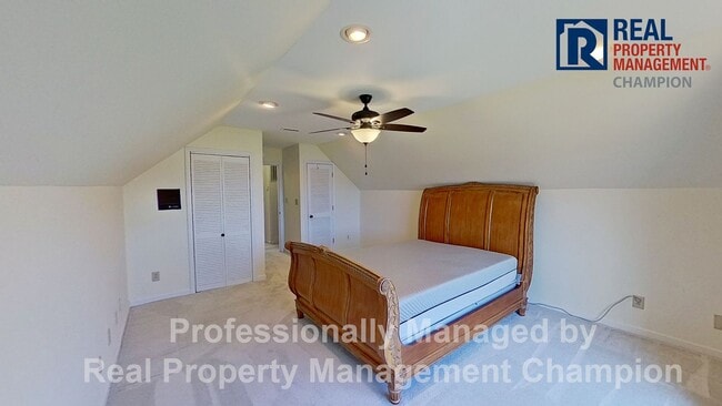 Building Photo - Charming Water Front Home with Private Dock