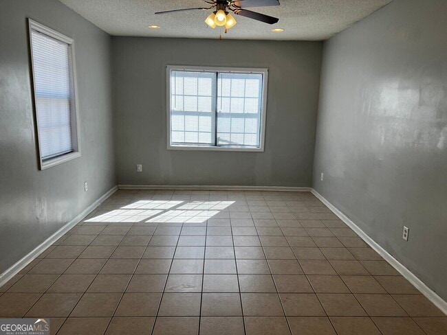 Building Photo - 10 Crestwood Cir