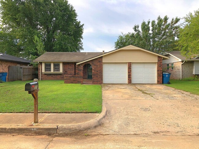 Building Photo - Great Location! Central Edmond!
