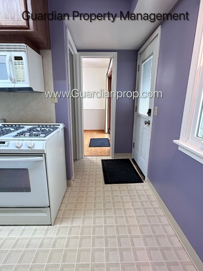 Building Photo - Richfield Single Family Home, Fenced Yard, 2 Car Garage, Dishwasher