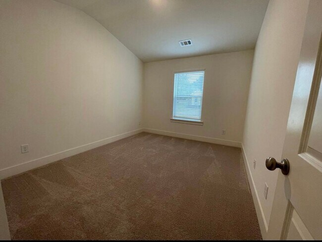 Building Photo - Beautiful end unit townhouse in the Townes...