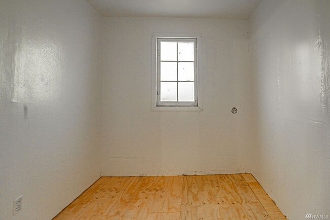 Building Photo - Updated Home W/ Detached Garage