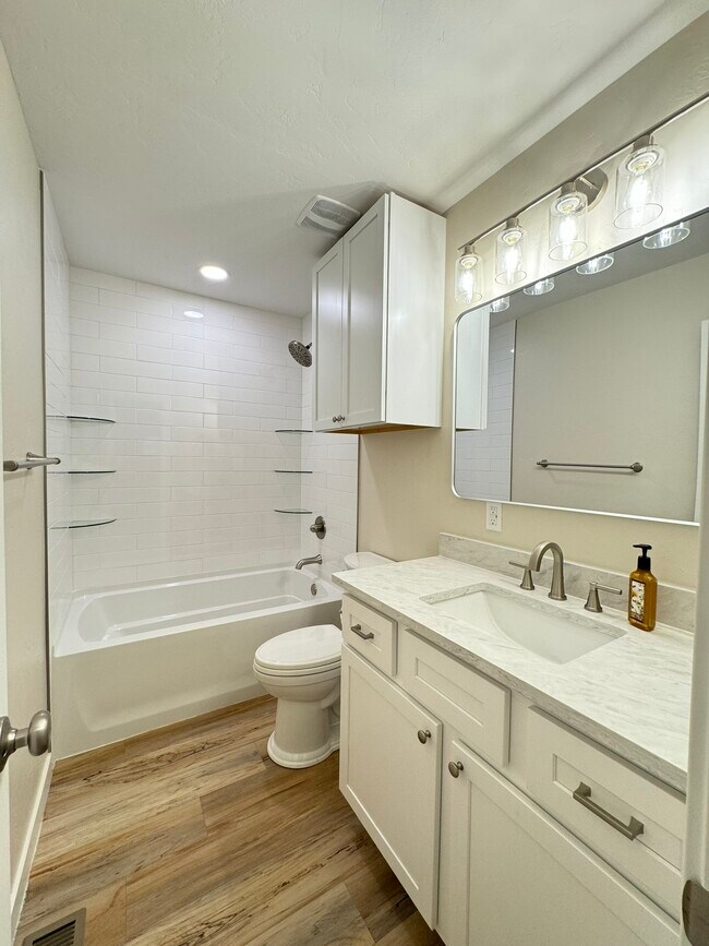 Building Photo - 1442 E Broadway St