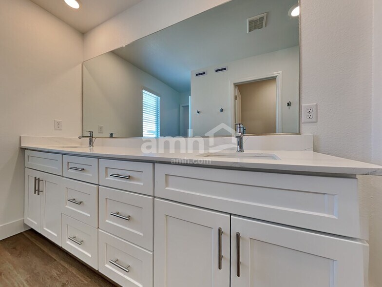 Building Photo - 5856 Vaes Dothrak St