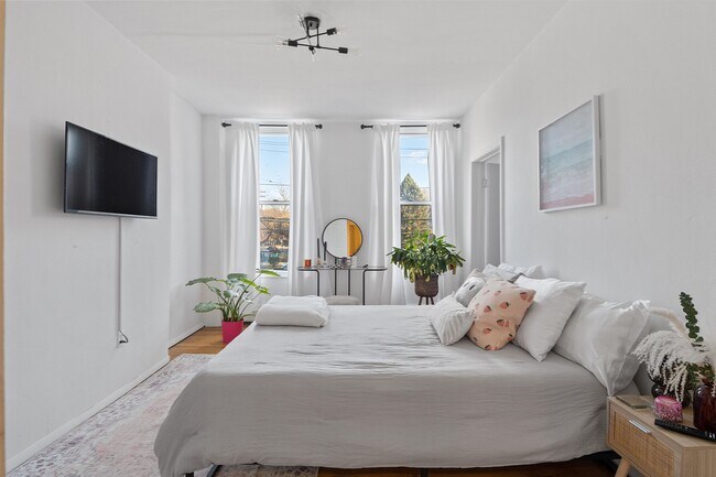 Building Photo - 1038 Willow Ave