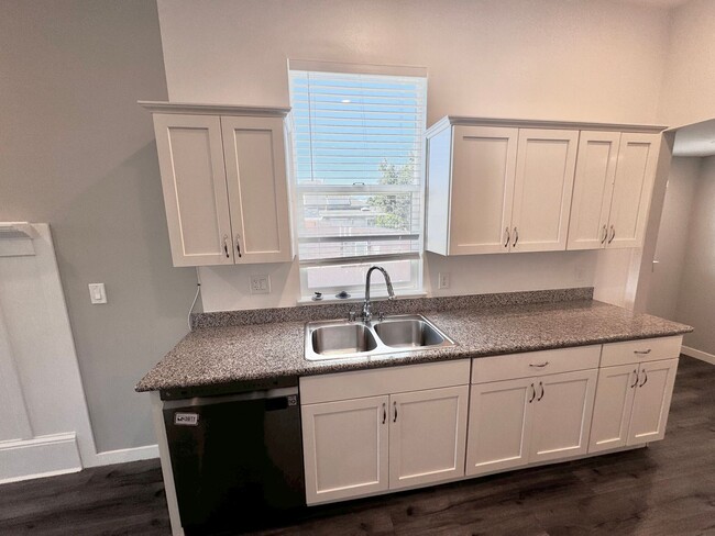 Building Photo - 3 BED/2 BATH HOME UPPER UNIT AVAIABLE FOR RENT IN OAKLAND, CA!!!! INCLUDING $500 OFF FIRST MONTHS...