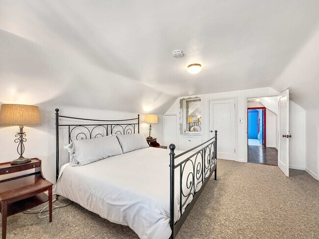 Building Photo - 1430 W Hendrickson Rd