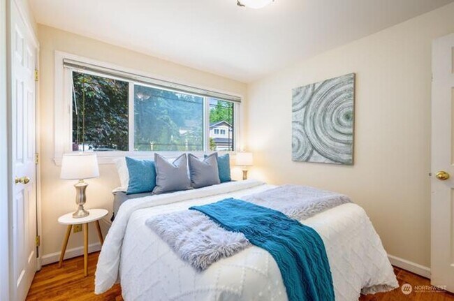 Building Photo - Beautiful Burien Home, Top Floor of Home for Rent