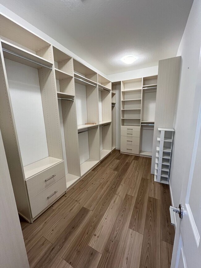 Building Photo - Stunning 3 Bedroom 3 Bathroom in Summerlin...