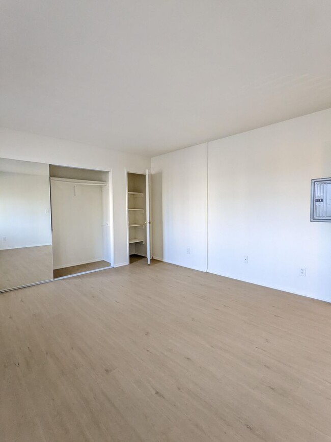 Building Photo - Spacious modern and renovated One Bedroom ...