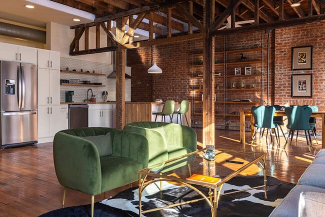 Building Photo - 100 E 13th St