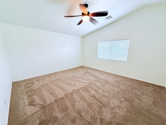 Building Photo - 3 bedroom Conveniently located