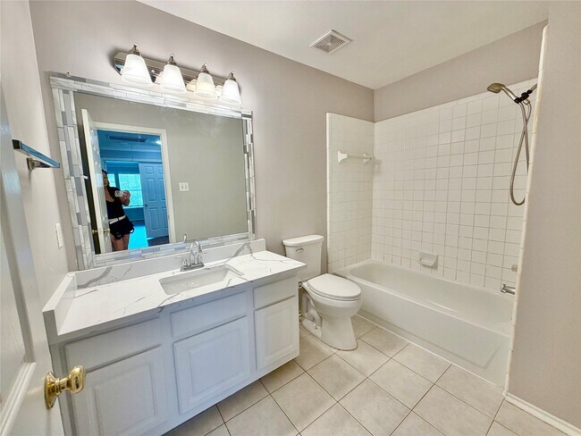 Building Photo - 4614 Forest Home Dr