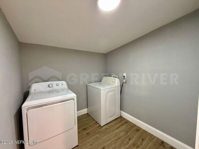 Building Photo - 403 Highland Ave S