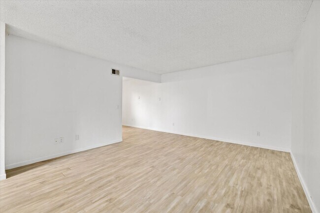 Building Photo - Bright & Updated 2 Bed Rental – Move-In Re...