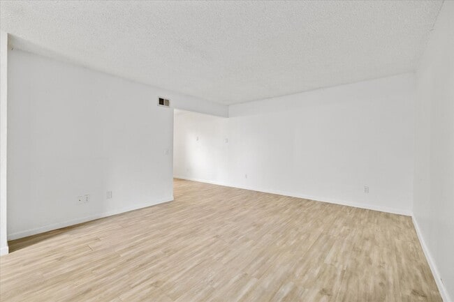 Building Photo - MOVE IN SPECIAL!!! Bright & Updated 2 Bed ...