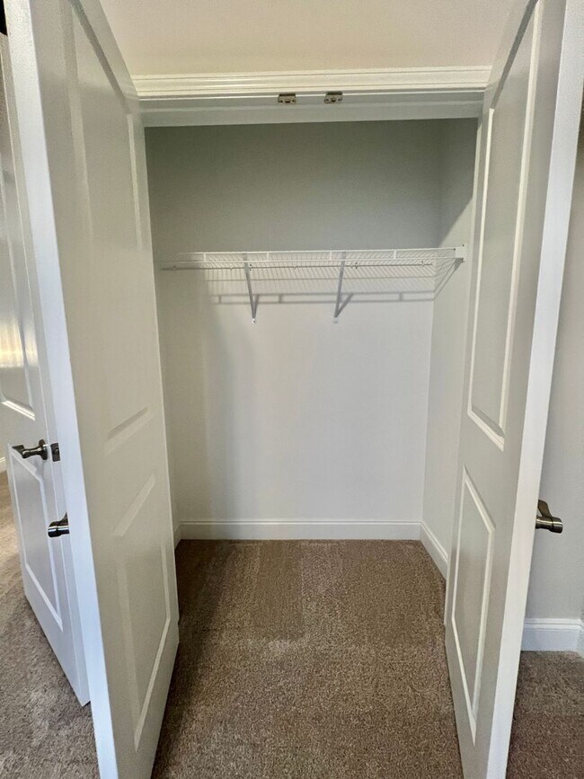 Building Photo - Like New 3 Bed, 4 Bath Townhome w/ 2 Car Garage