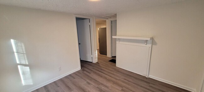 Building Photo - 411 Pinecrest Dr