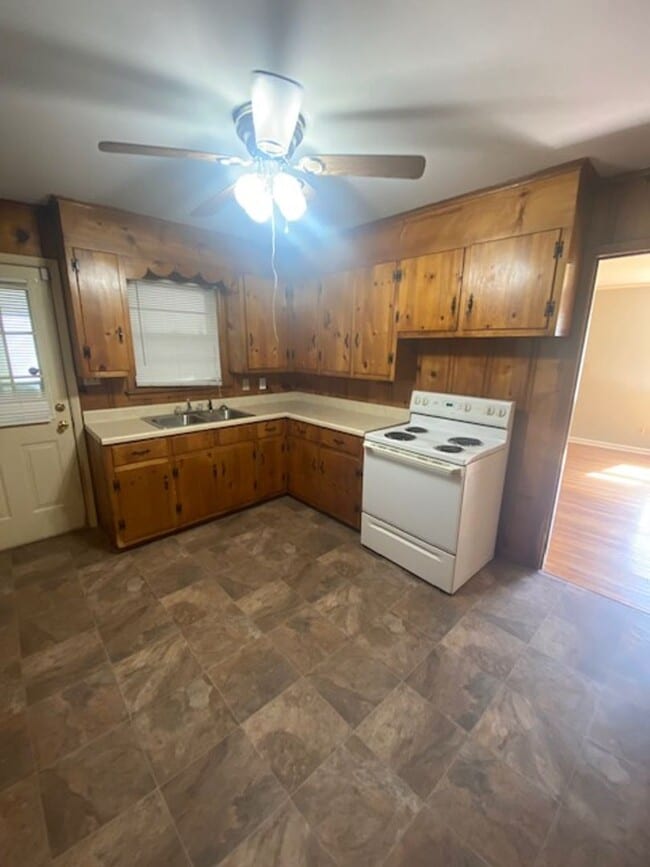 Building Photo - Renovated 3 Bedroom 1 Bath Home for Rent!