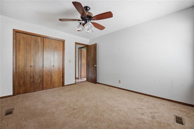 Building Photo - 315 E Fairway Ln