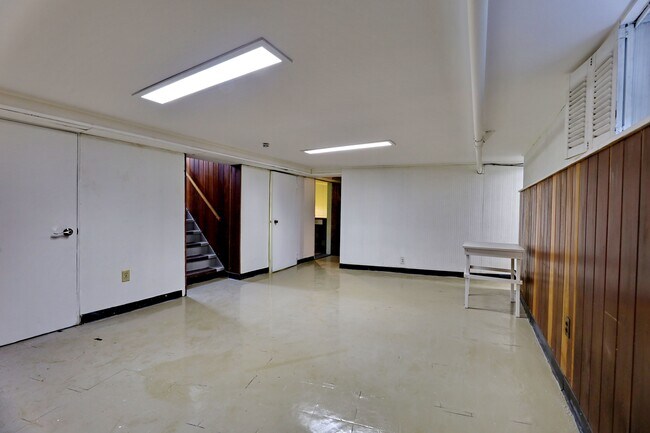 Building Photo - 1272 E Laurelton Pkwy