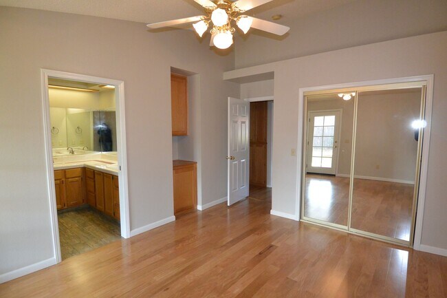 Building Photo - 3 bedroom 2 bathroom in the El Diamante sc...